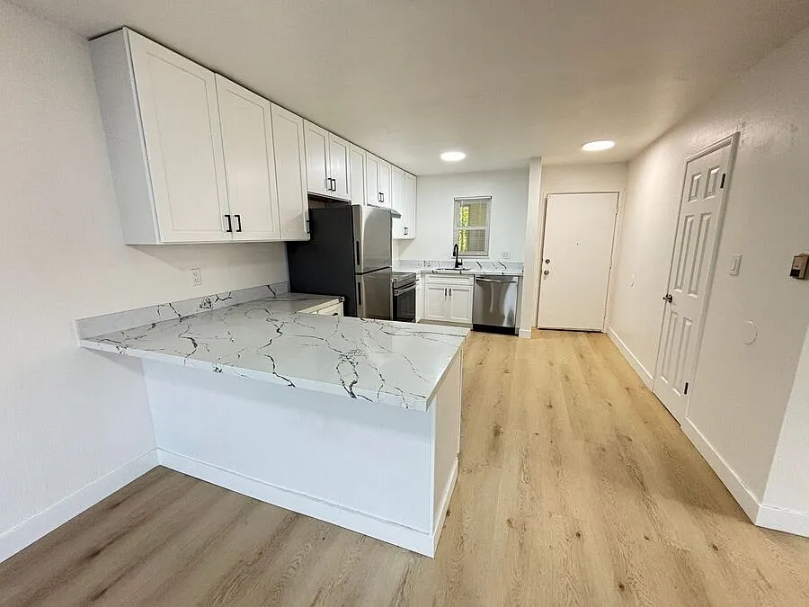 Remodeled two bedroom in great location. Garage parking included! — Photo 2