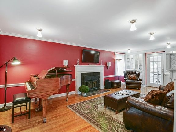 5th image of 93 Hillside Ave