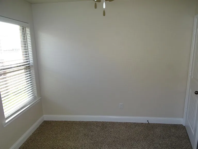 11107 Everett Ave — Photo 15