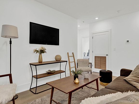 5th image of 1613 W Belmont Ave #3F