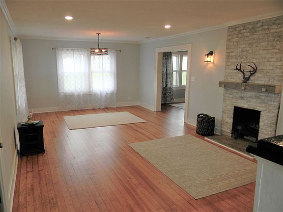 2nd image of 1135 Parks Dr