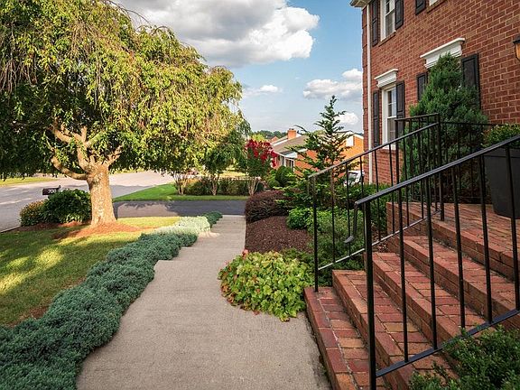 4th image of 708 Joan Cir