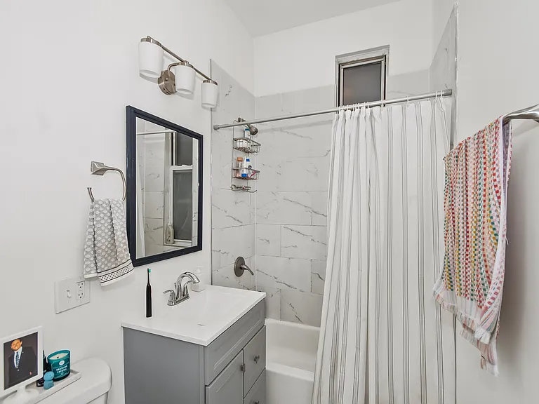 1140 N Winchester Ave #2F — Photo 11