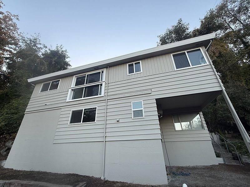 5th image of 3128 SW Admiral Way