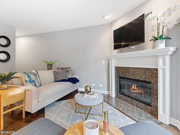 5th image of 2247 N Oakley Ave #1