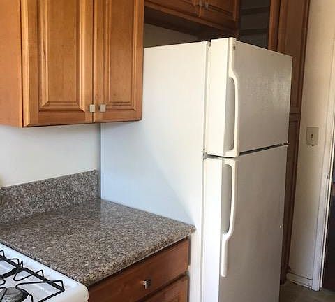 5th image of 1929 N Summit Ave #1