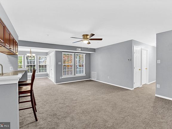 4th image of 901 Woodbridge Ct Unit E