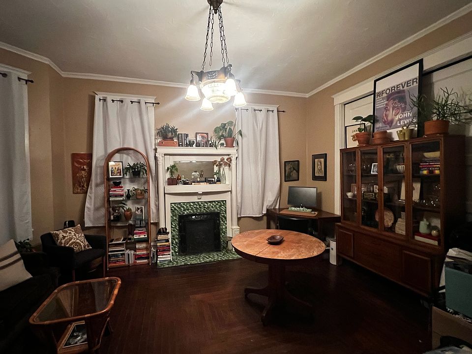 1st image of 2218A Barnard St