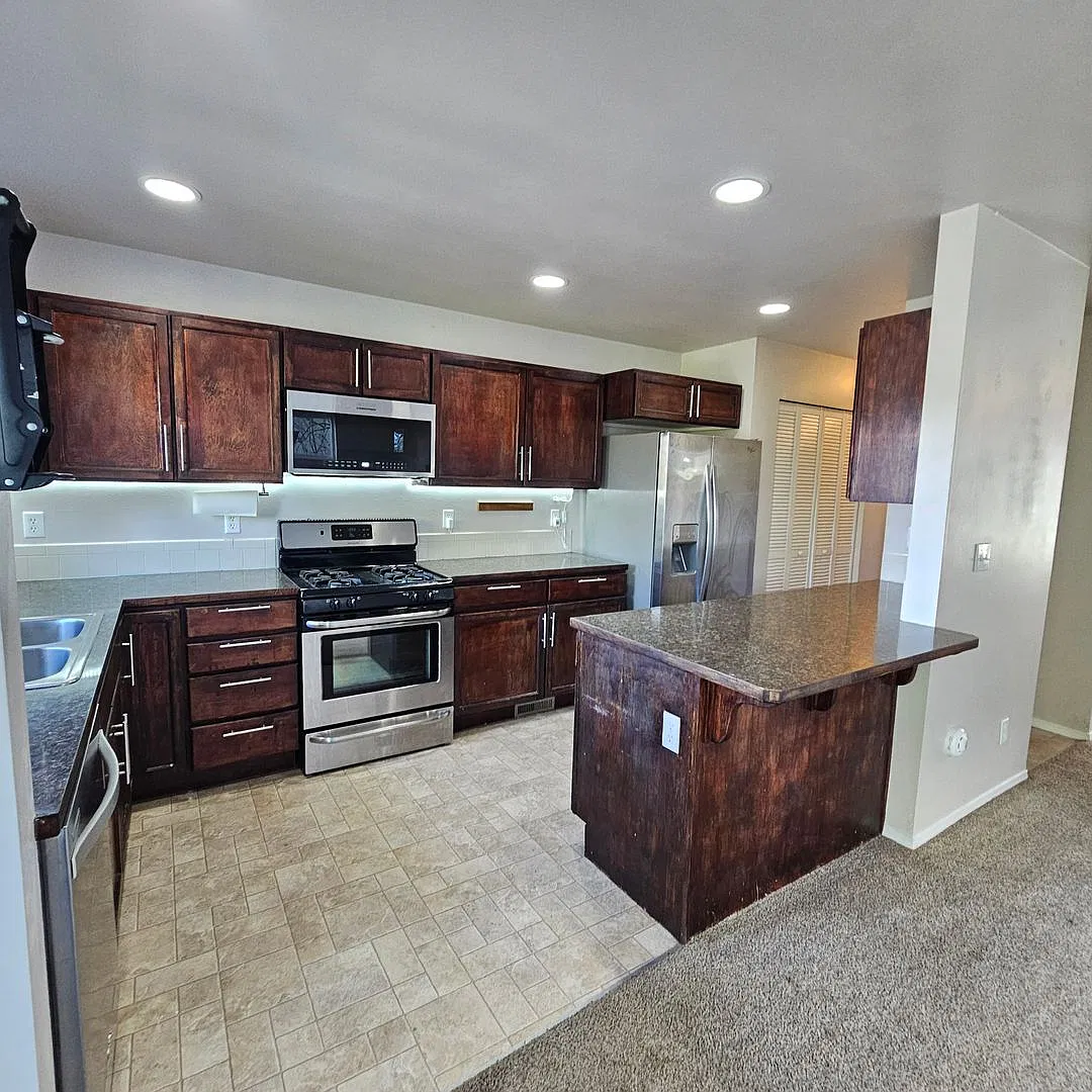 Beautiful Home with Mt. Rainier Views Close to PSNS & Ferries — Photo 4