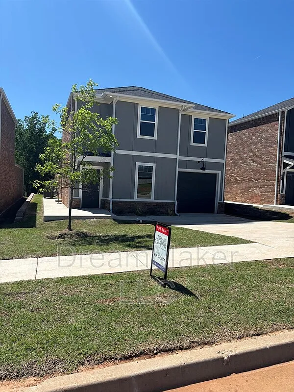 Building Photo - 1020 Varenna Ln