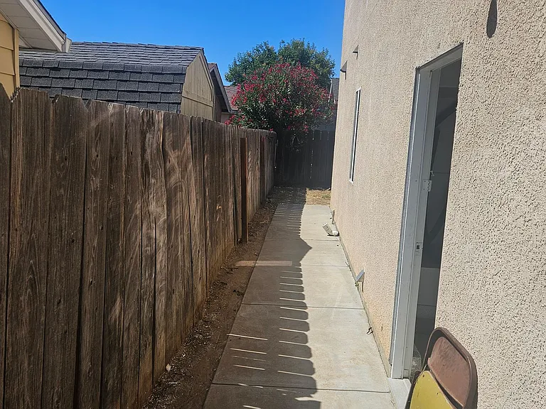 618 E C St — Photo 3