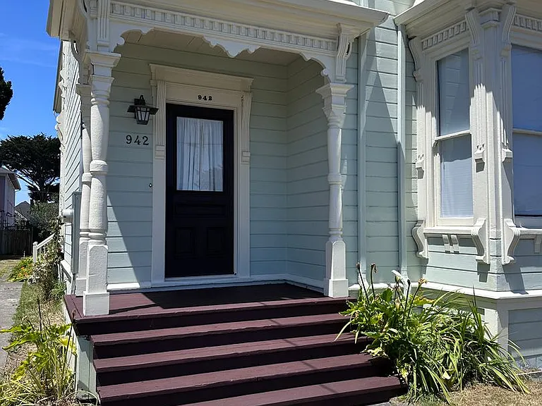 942 G St — Photo 2