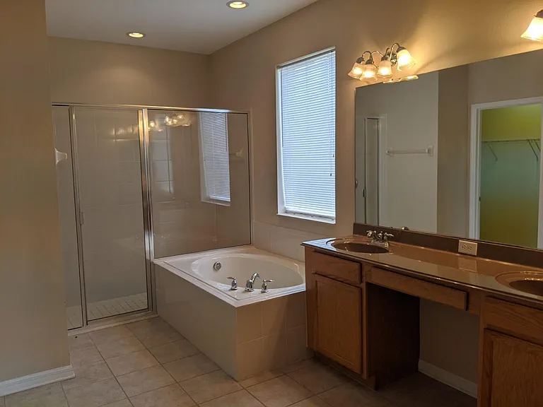 750 Lake Cove Pointe Cir — Photo 12