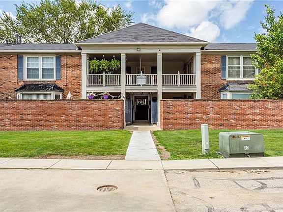 3rd image of 2143 Glouchester Dr