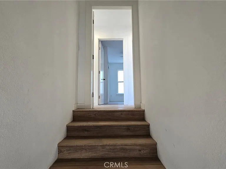 975 N Park Cir #B — Photo 3