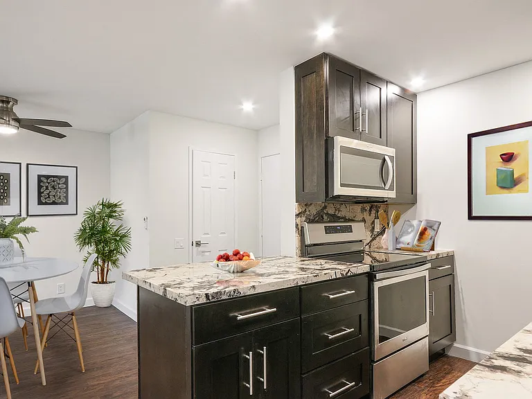 Woodcliff Apartments — Photo 12