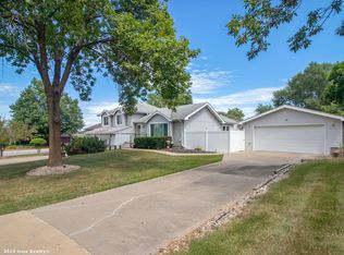 8913 Maplecrest Dr, Norwalk, IA 50211