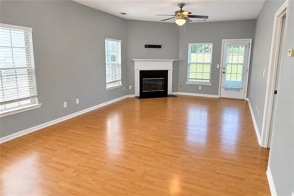 3 bed, 2.0 bath, 1424 sqft, $2,100 — Photo 2