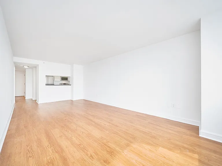 160 Riverside Blvd #16P — Photo 5