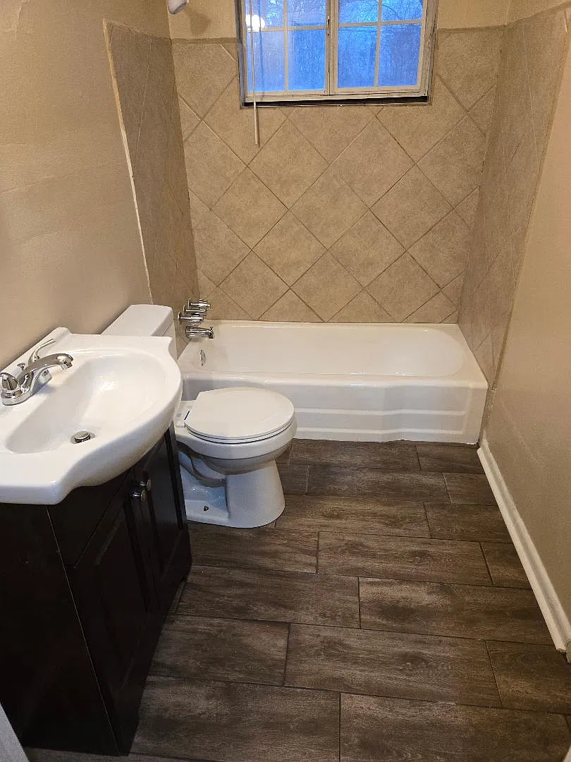 3 bed, 1.5 bath, 864 sqft, $1,050 — Photo 4