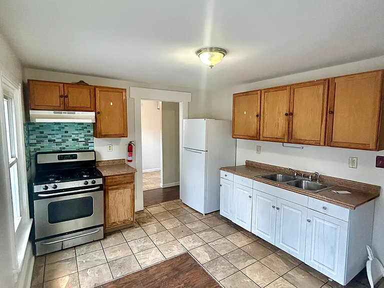 558 Columbia Ave — Photo 4