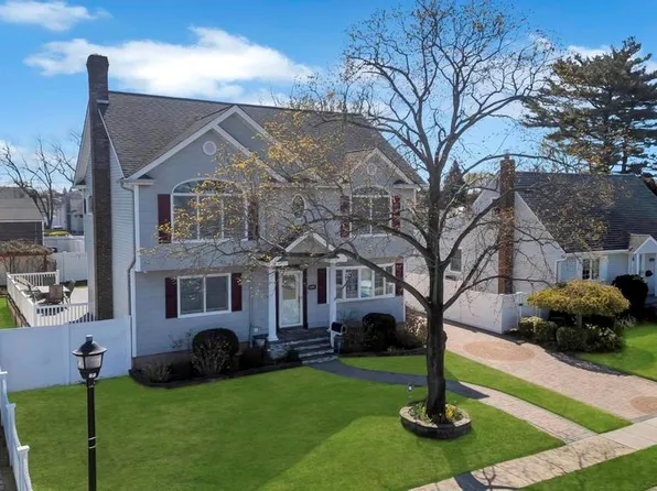 409 Ferris Road, Seaford, NY 11783