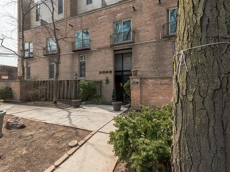 2828 N Burling St #304 — Photo 13