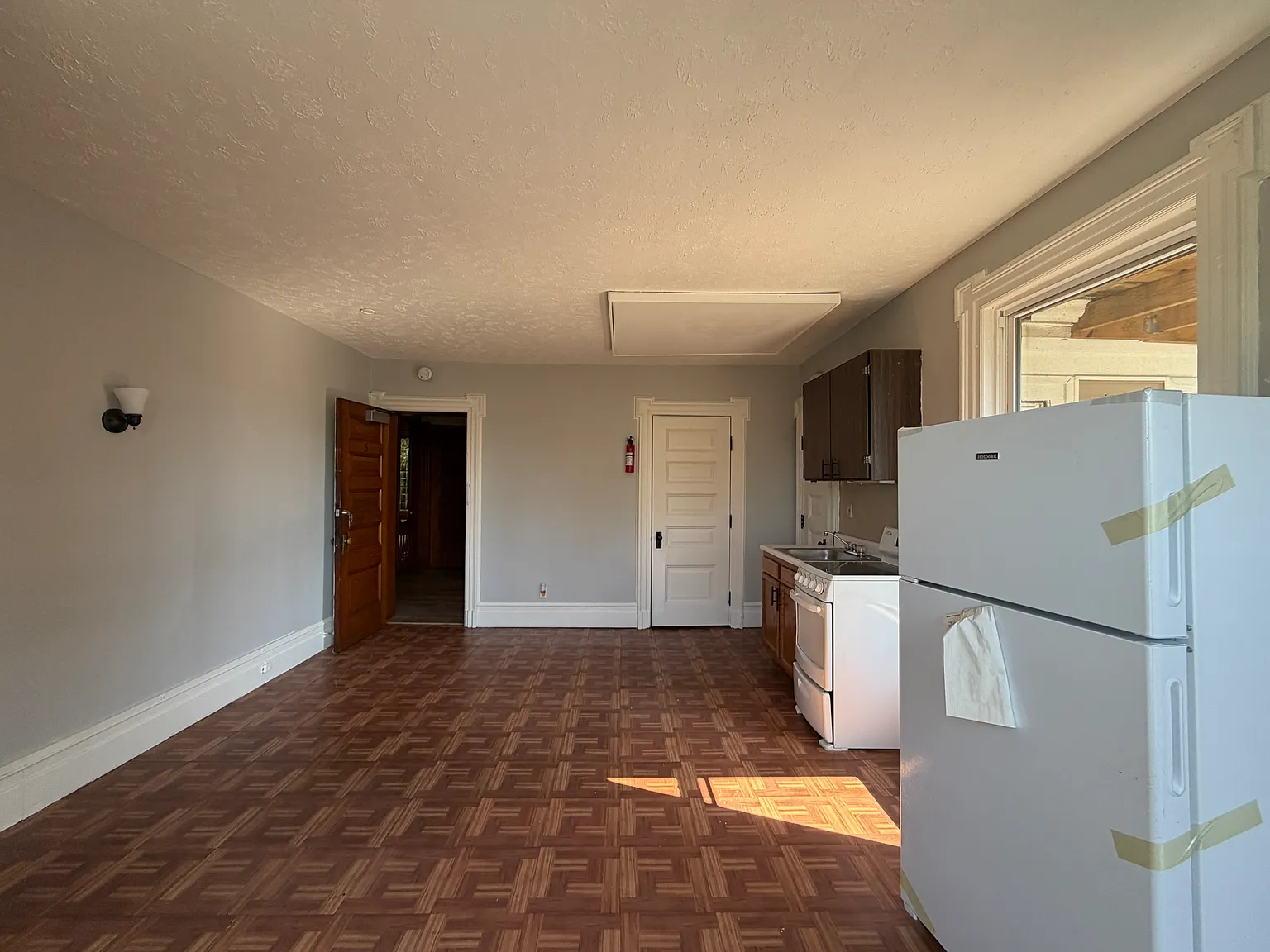 Studio, $900 — Photo 4