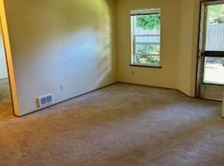 1302 N 152nd St APT 14, Seattle, WA 98133