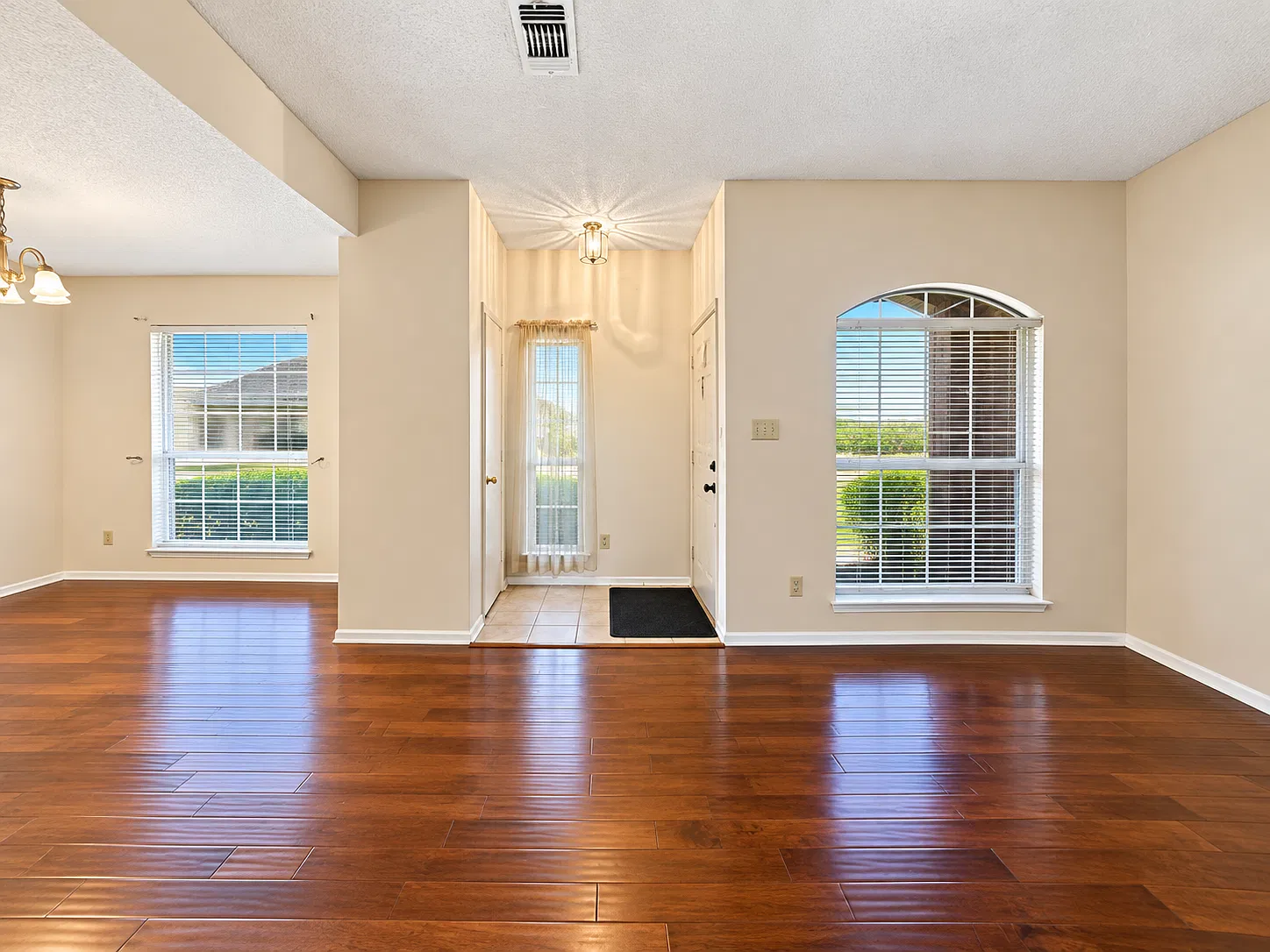 2501 Park Valley Dr — Photo 2