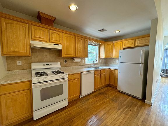 2nd image of 49 Brinkerhoff St #2