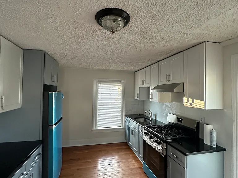 164 Hanover St #2 — Photo 4