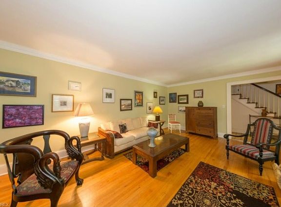 3rd image of 1271 Oakridge Dr
