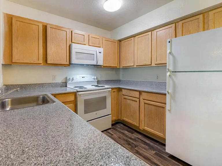 Tuscan Isle Apartments — Photo 17