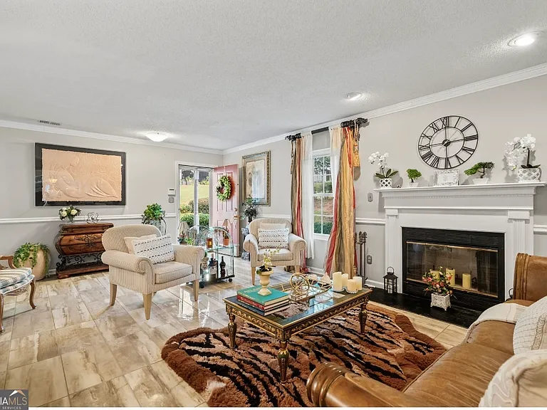 81 Hampshire Ct — Photo 5