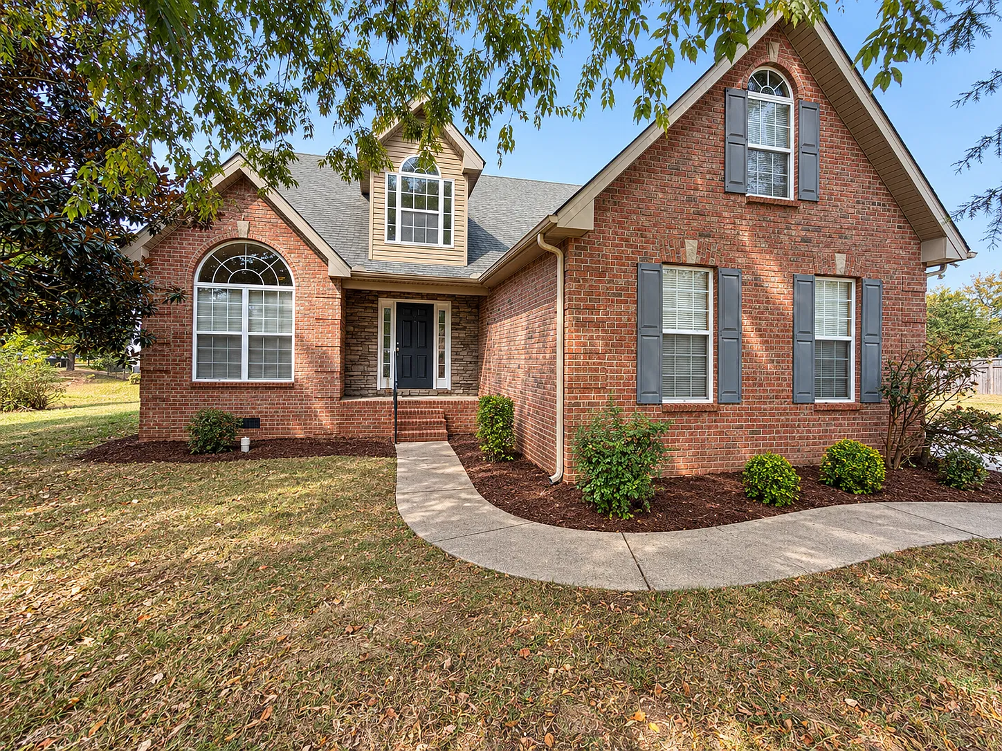 3 bed, 2.5 bath, 2290 sqft, $2,385 — Photo 1