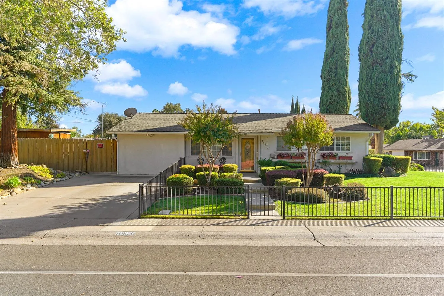 10856 Ambassador Dr photo 1