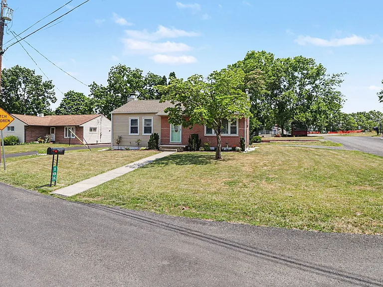 105 Maple Dr — Photo 2
