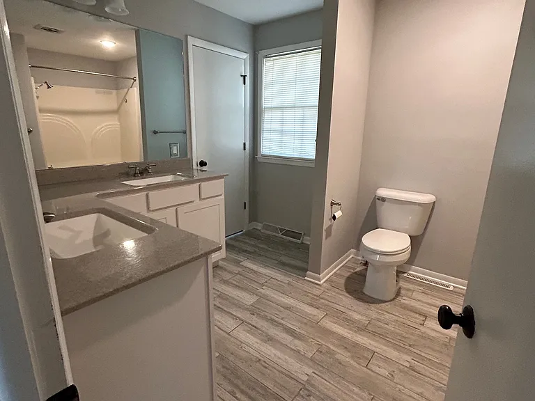 1300 Fieldcrest — Photo 9