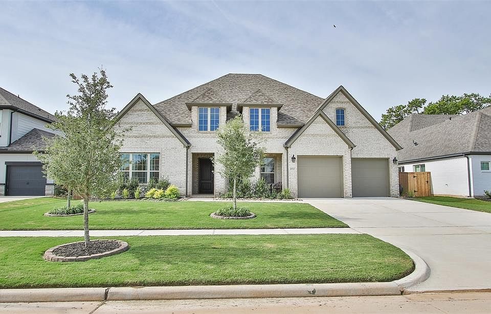 Welcome home! Fulbrook on Fulshear Creek; small town community charm with luxury amenities.