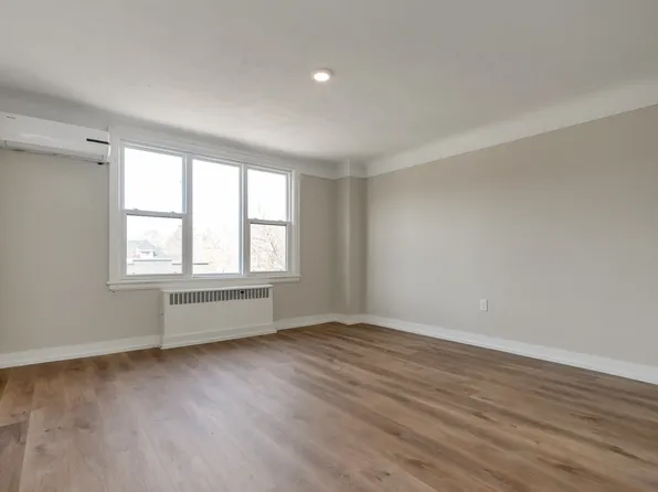 133 Prospect St S, Hamilton, ON L8M 2Z3
