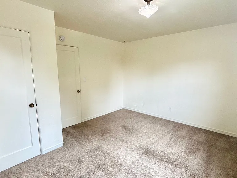 N0131 - Claremont Apartments — Photo 20