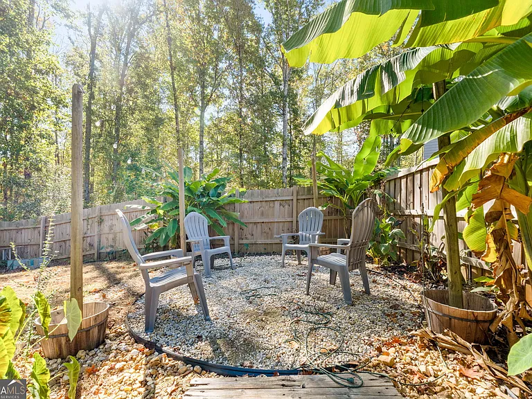 475 Louise Way — Photo 33