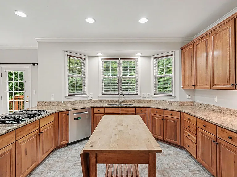 24 Crestwood Ln — Photo 28