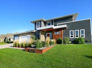 1485 Kings View Dr, Grand Forks, ND 58201