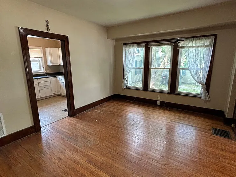 709 E Main St — Photo 12