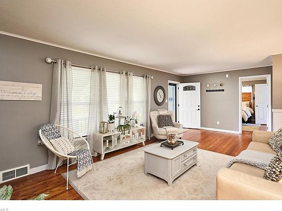 3rd image of 1230 Delia Ave