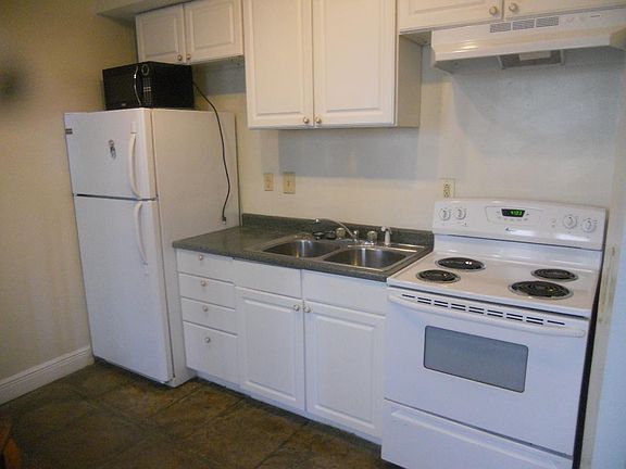3rd image of 634 Burgundy St