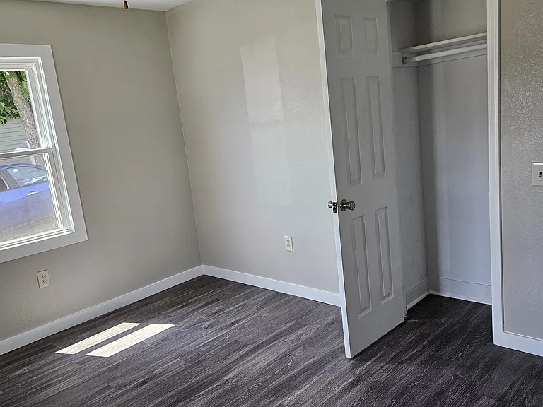 612 W Strawn Ave — Photo 11