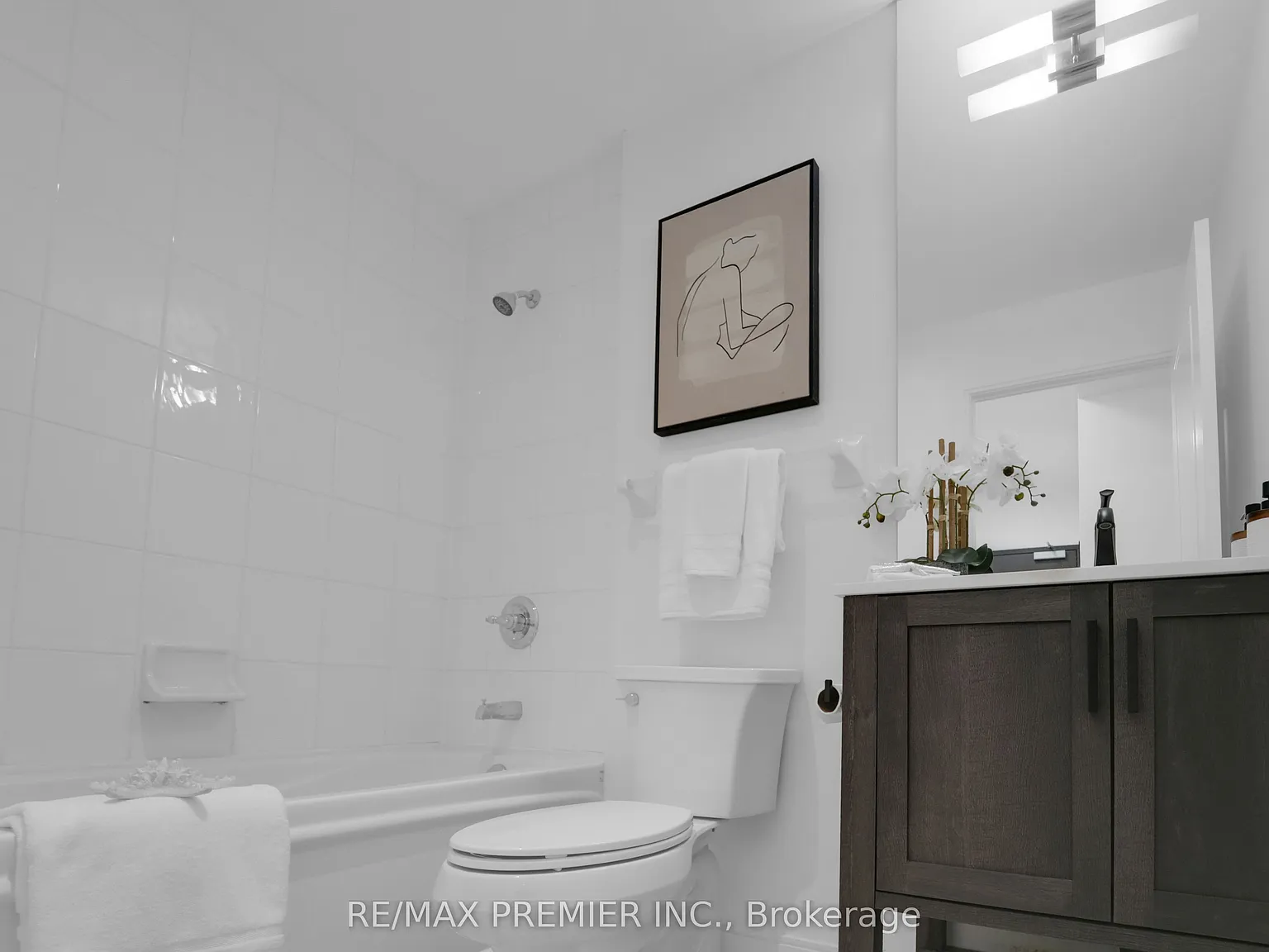 18 Yorkville — Photo 4